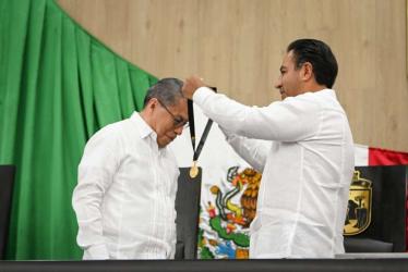 Gobernador Eduardo Ramírez Aguilar impone medalla “Ángel Albino Corzo Castillejo” a Florentino Pérez