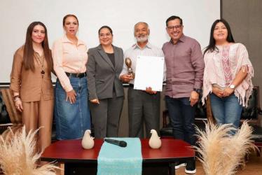 Entregan reconocimiento a Gilberto Aguilar en Congreso del Estado