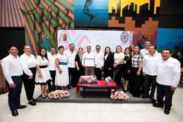 Congreso entrega reconocimiento a Víctor Amezcua Vázquez