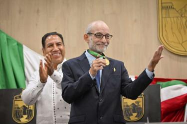 Gobernador Eduardo Ramírez Aguilar impone Medalla “Miguel Álvarez del Toro” al biólogo Carlos Guichard Romero