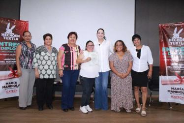 Entregan diplomas a emprendedoras egresadas de los cursos “Hecho en Tuxtla”